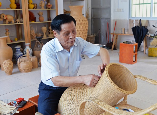 陈清河在安溪竹藤编技艺工作室进行竹藤编传统技艺的制作_副本1.jpg